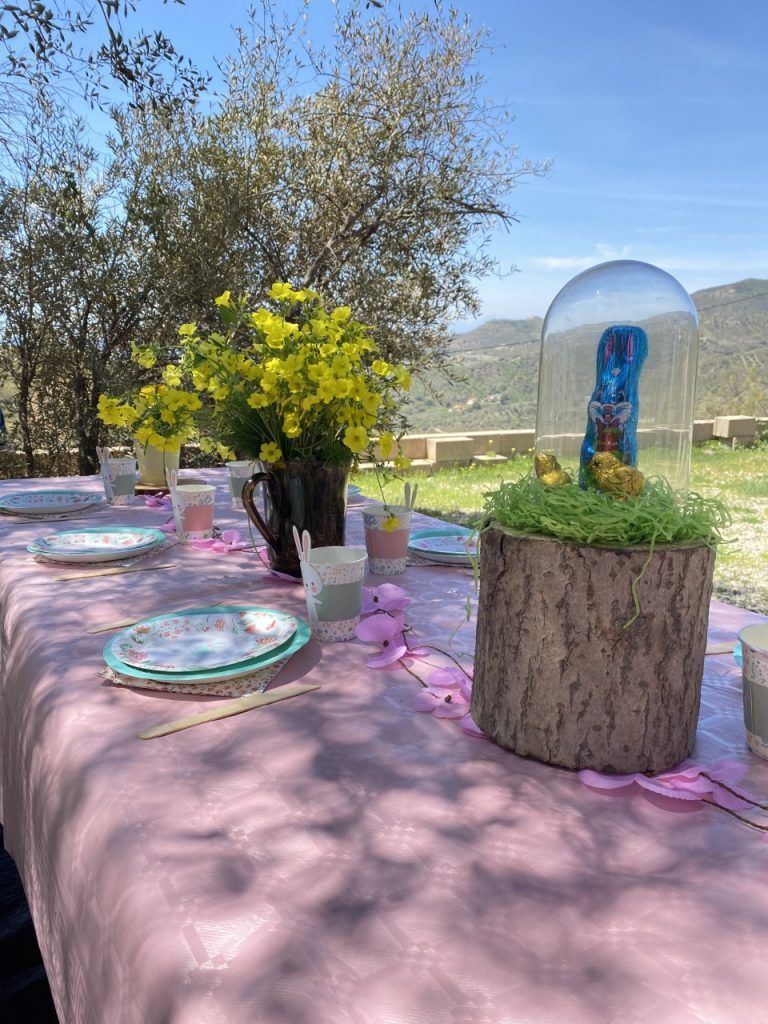 Mesa comensales domingo de pascua