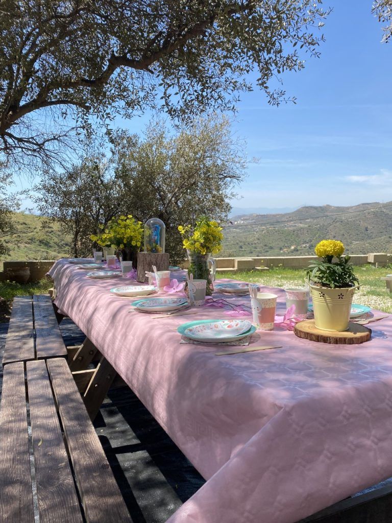 Mesa huevos de pascua