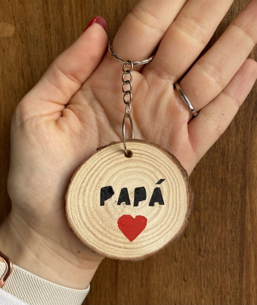 llavero papa madera